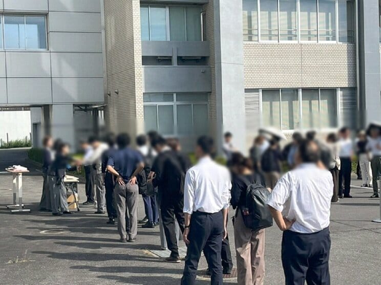 傍聴整理券の交付を受けるために並ぶ傍聴希望者たち（写真／筆者撮影）