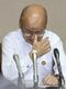 辞職を表明し涙を流す片山副知事（共同通信社）
