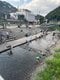高尾山口駅前を流れる案内川は平日ながら賑わいがあった
