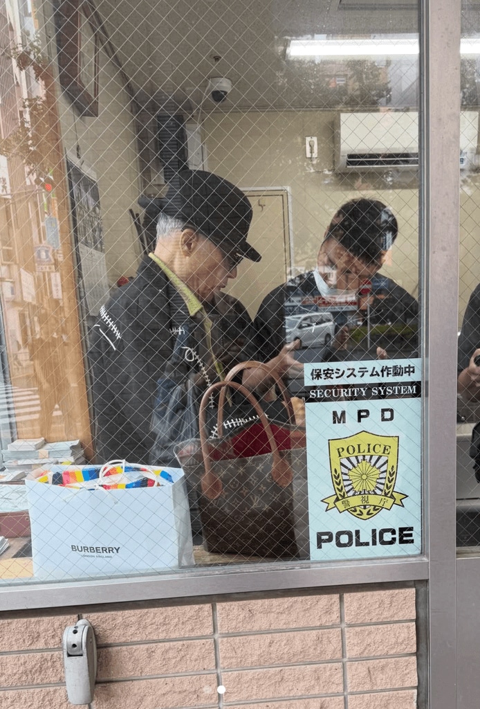 高円寺駅前交番内で“職質”に応じる田代さん（田代さん公式Instagramより）