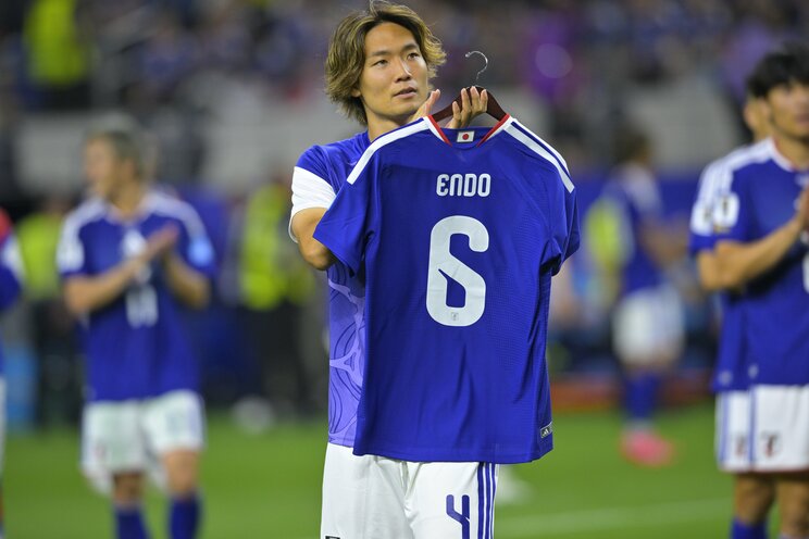 大会期間中にチームを離脱した遠藤航のユニフォームを掲げる板倉滉（写真／JMPA）
