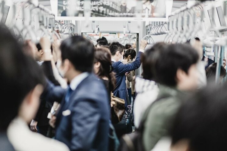 東京メトロの通勤ラッシュ風景(写真／shutterstock)