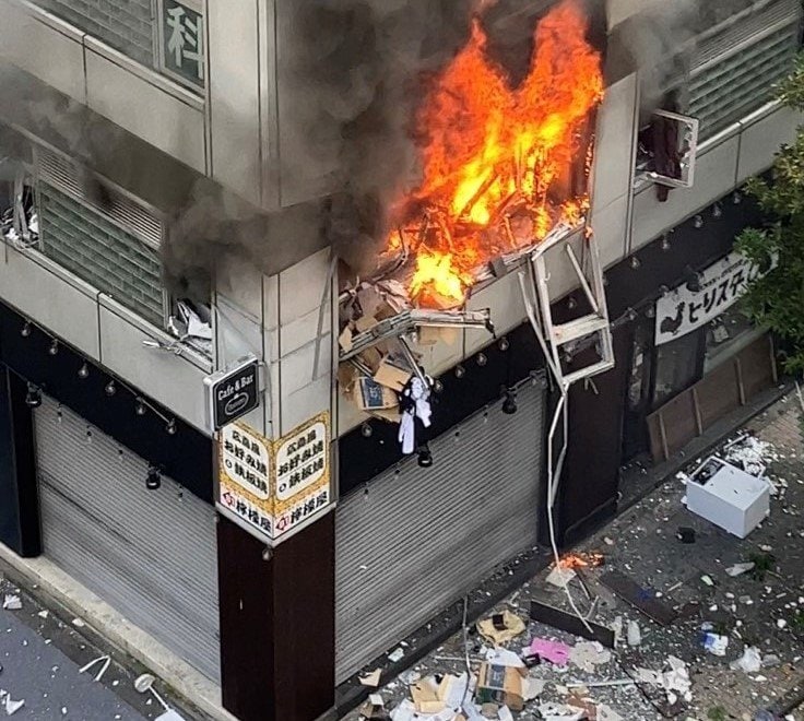 ＜新橋・ガス爆発＞「タバコを吸おうとライターに火を付けたらドカンと爆発」「ボーボー燃え映画の世界のような」現場は馬主クラブ関係者が集まる極上の社交場「店内でガスは使っていなかった」_4