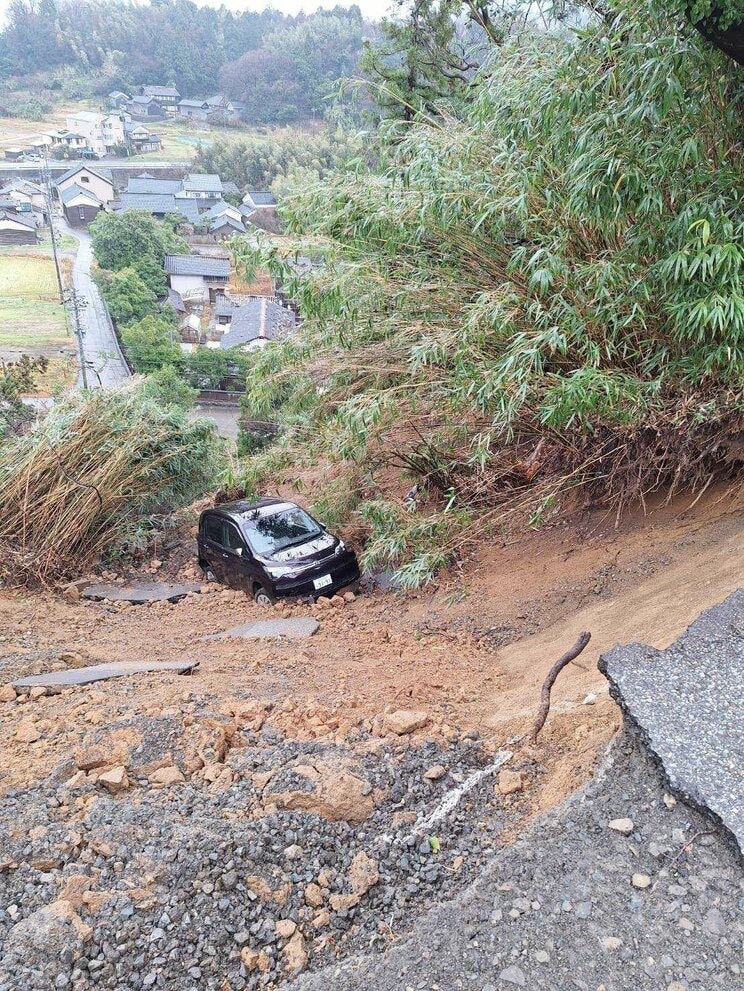 「離れろっ！」余震のなか響く消防隊員の叫び…焼け野原となった町、倒壊した建物、塞がれた道…能登半島地震の爪痕〈迫る“発生から72時間”と決死の救助活動〉_33