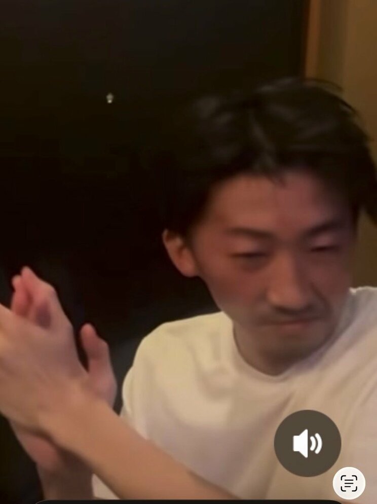 拍手をする山中被告（知人提供）