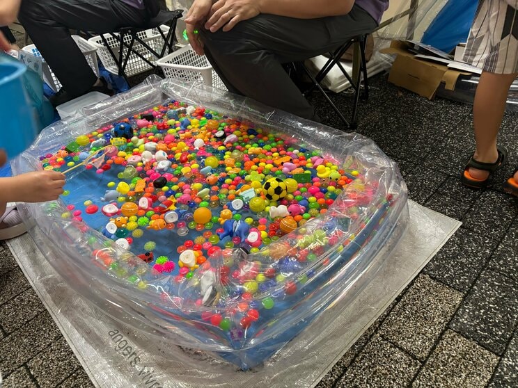 近年、祭りの屋台のスタンダードになりつつあるスーパーボールすくい