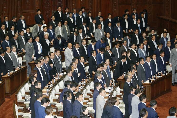 「議員歳費の月５万円増」はまだ生きていた？（写真／共同通信社）