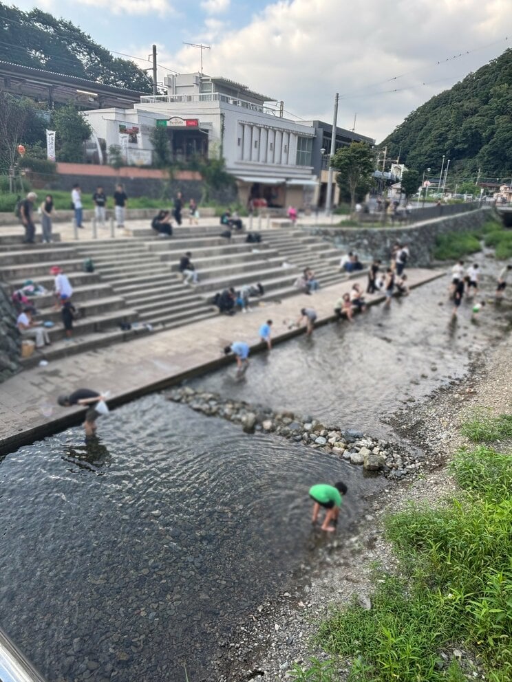 高尾山口駅前を流れる案内川は平日ながら賑わいがあった
