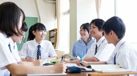 男女共修化までの長い道のり…かつての「男女別の技術・家庭科」に見え隠れする政財界の思惑と性別役割分業に基づく日本社会