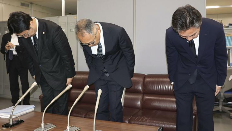 記者会見で謝罪する社会福祉法人北海道共同募金会の瀬尾英生会長（中央）ら＝（写真／共同通信社）