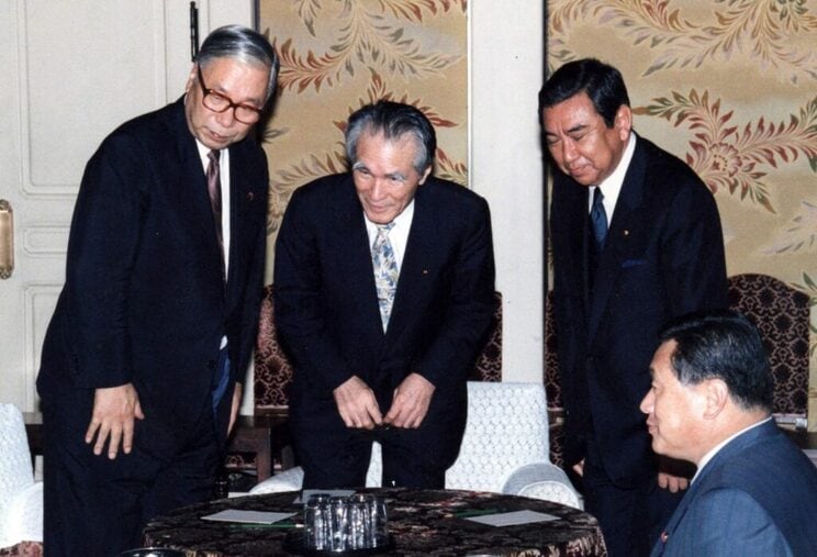 1994年６月30日、村山内閣発足。（左から）武村正義さきがけ代表、村山富市首相、河野洋平自民党総裁。右端は森喜朗自民党幹事長。写真：毎日新聞社/アフロ