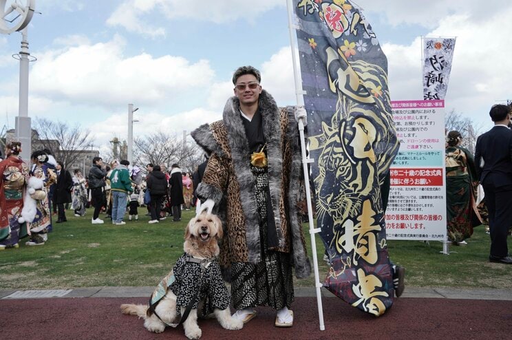 飼い主の晴貴さん（20）と　北九州市二十歳の記念式典にて　写真／篠原祐介