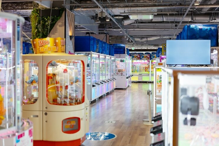 クレーンゲームは1回のプレイ時間が短く、客の回転が速いうえ、人気キャラクターなどの景品そのものが集客につながるのも強み（写真／Adobe Stock）