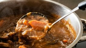 老舗の“継ぎ足しカレー”は安全なのか「味を作るために必要な工程…火を入れているから大丈夫」に専門家が反論、煮込み料理に潜む食中毒リスク「原因に気づきにくい」