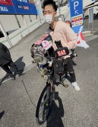 バイクのように改造した自転車にまたがる清水さん