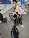 バイクのように改造した自転車にまたがる清水さん
