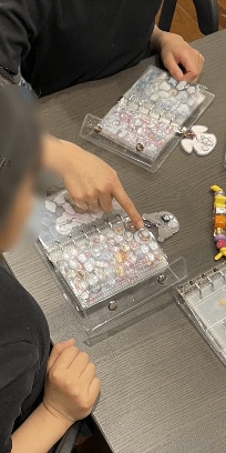 「ボンボンドロップだけじゃない」整理券・転売・ニセ物も…“令和のシール戦争”に親も奔走「始発に乗って朝５時から並びました」“おしり”も高レートで取引_19