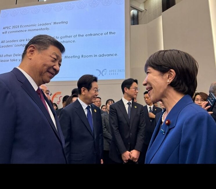 25年10月、APEC首脳会議前にあいさつを交わす中国の習主席と高市総理（高市総理公式Instagramより）