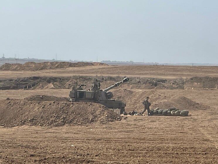 ガザ境界付近で砲撃準備するイスラエル軍の１５５ミリ榴弾砲