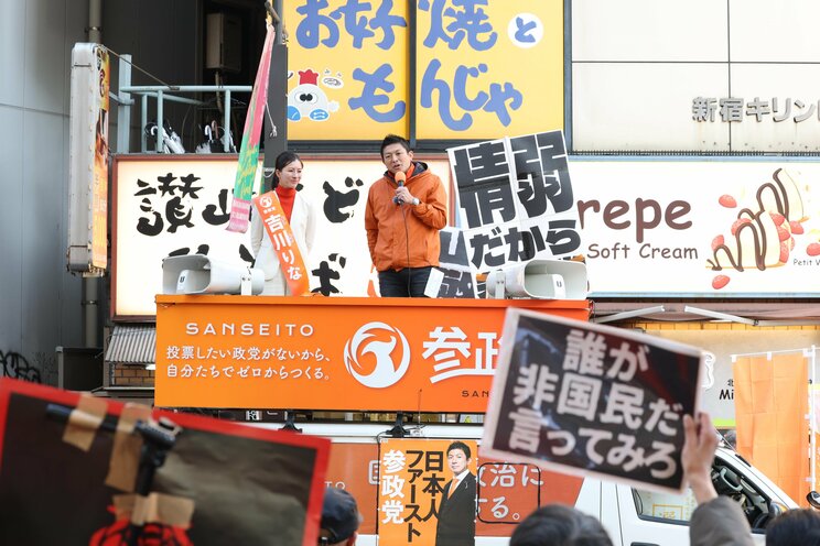 街頭演説を行う神谷代表（写真／産経新聞社）