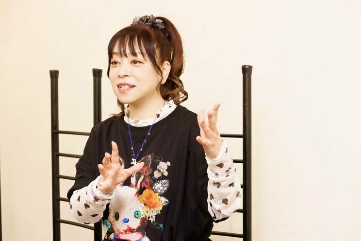 インタビューに応じるKOTOKO。I'veに所属して最初にレコーディングしたのが『とらいあんぐるハート3』のオープニング曲『涙の誓い』。「業界のこと何も知らなくて、普通に『これってアニメになるんですか?』って聞いちゃいました」