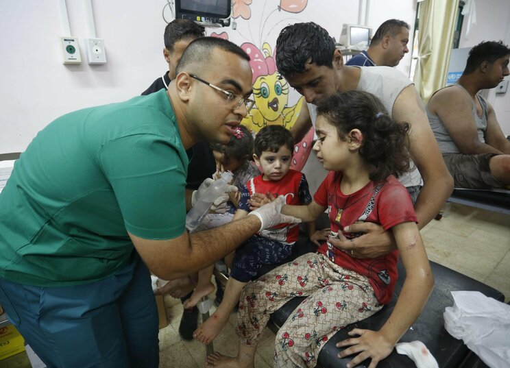 ガザの病院でイスラエル軍の攻撃によりけがをした子どもらを治療する医師　写真／ゲッティ＝共同