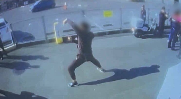 横揺れダンスのポーズをとる男性（写真／関係者提供）