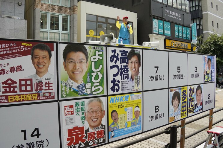 7月3日、参院選兵庫県選挙区の候補者ポスター掲示板と立花孝志氏（撮影／集英社オンライン）