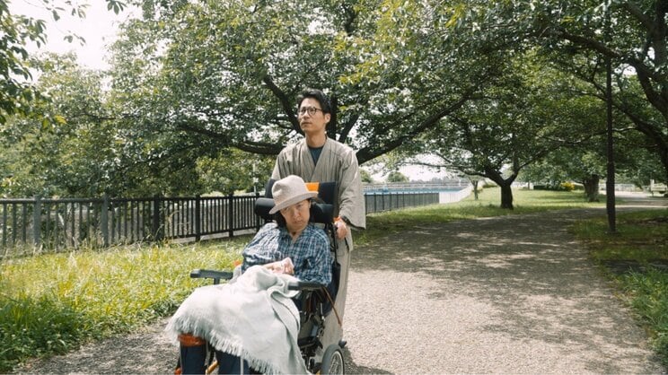 2人で散歩中の荒木さんご夫婦（写真提供／一般社団法人ジャパンバリアフリープロジェクト『964万7千分の一』YouTubeチャンネル）