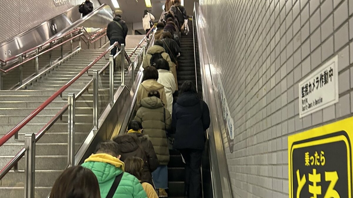 エスカレーター片側空けはなぜ、なくならないのか…万博で広がった「新マナー」はどこへ？　名古屋・福岡・東京の現実 | 集英社オンライン | ニュースを本気で噛み砕け