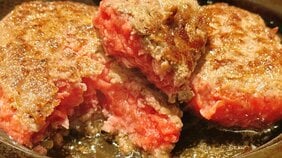 「新鮮な肉だから安全」は誤解だった…SNSで人気の“レアハンバーグ”に専門家が警鐘「運任せに近い店もある」≪食中毒注意≫