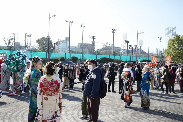〈画像多数！〉「カッコよく撮ってくださいよー！」 今年もド派手な衣装で盛り上がりを見せた北九州・二十歳の記念式典密着ルポ_6