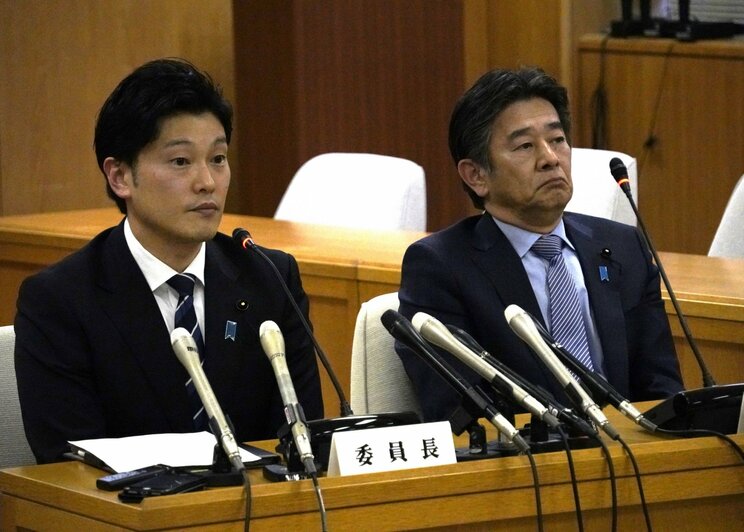 昨年12月11日、記者会見をする兵庫県議会百条委の奥谷謙一委員長（左）と岸口実副委員長（撮影／集英社オンライン）