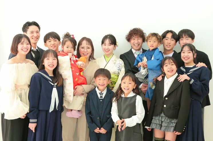 みんな笑顔な漆山一家の家族写真　写真／本人提供