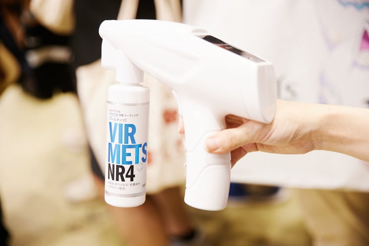 コミケの“激臭問題”ついに解決!?　消臭スプレーを参加者に噴きかけまくる「消臭防衛隊」とは？　レイヤーが参加者に“シューーッ”_28
