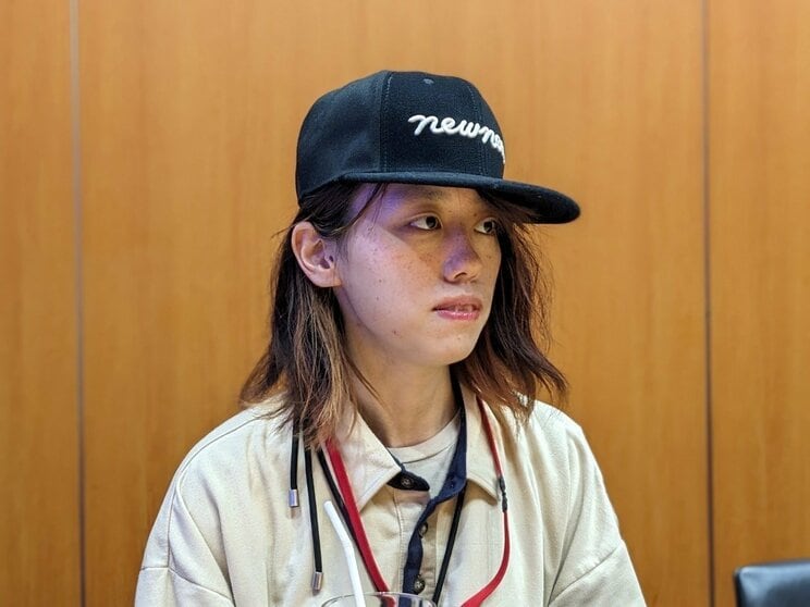 インタビューに応じる、きっしー氏
