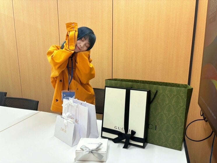 インタビュー取材に応じる胡桃（撮影／集英社オンライン）