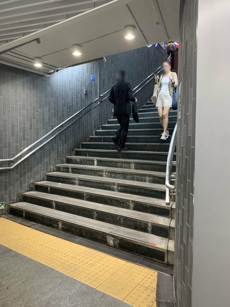 〈“触らない痴漢”が急増？〉女性の真後ろに立ってクンクン、息をフッ…「触られてないから声をあげられない」「ギリギリのラインを攻めてくるのが許せない」福岡ではリアルタイムで監視できる防犯カメラを地下鉄に導入_10
