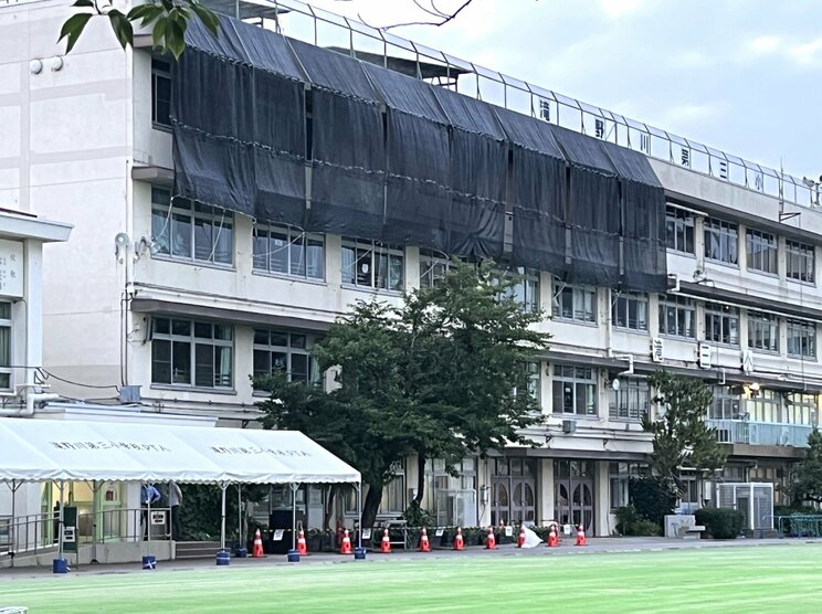 シートで覆われている滝野川第三小学校（撮影／集英社オンライン）