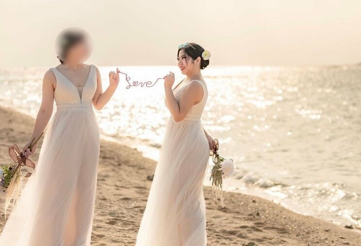 さだにゃんさん（右）とみーちゃんさん（左）は、2022年12月に養子縁組をした（写真／本人Instagramより）
