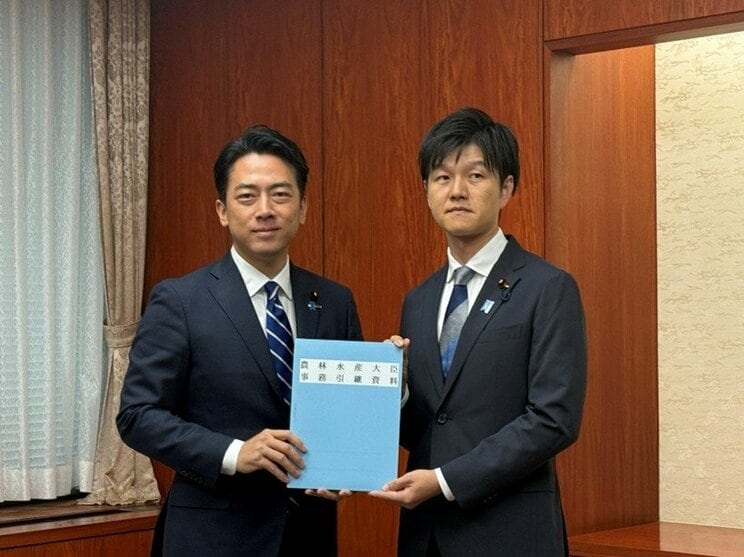 進次郎前農水大臣と鈴木農水大臣（小泉氏SNSより）