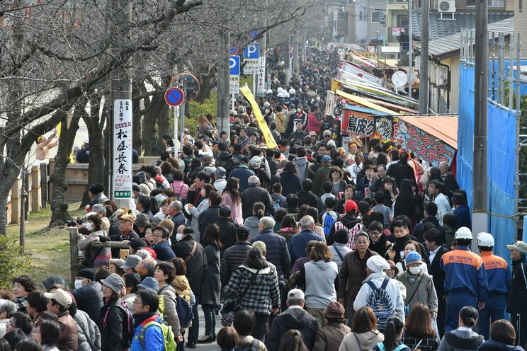 (画像6)参道と交差する通りには屋台などが並び、一般客で賑わう(2018年2月28日撮影)