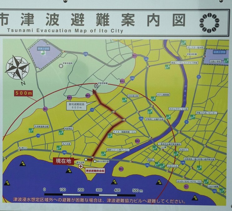 伊東市観光会館にある津波避難経路図。中央下の「現在地」が観光会館の場所。黄色の範囲が津波浸水想定区域（撮影／集英社オンライン）