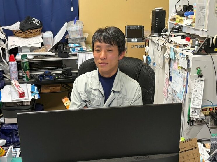 取材に応じる岡田さん（撮影／集英社オンライン）
