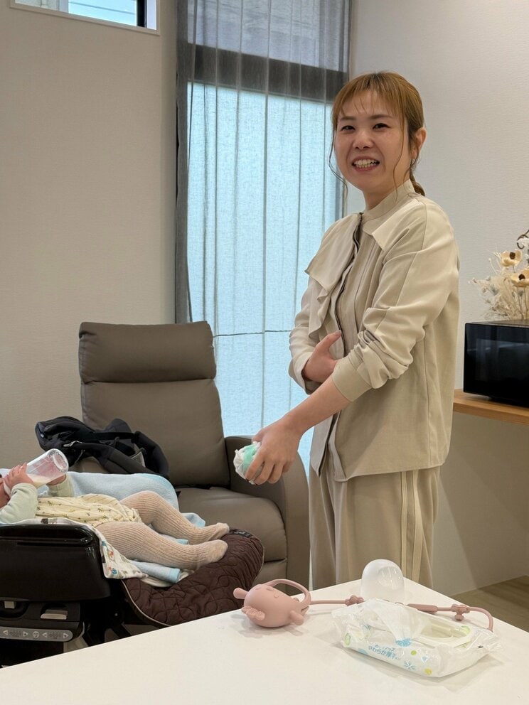 育児をする美佳さん