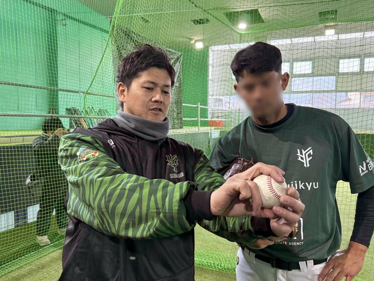 現在はルートインBCリーグ所属「山梨ファイヤーウィンズ」で投手コーチも務める一場。今年5月9日には、その宣伝のために西武対ロッテ戦で始球式に登板。因縁の西武・西口監督に「お前のあのときのピッチングがなければ完全試合できたのに（笑）」と小言を言われたそうだ（写真／本人提供）